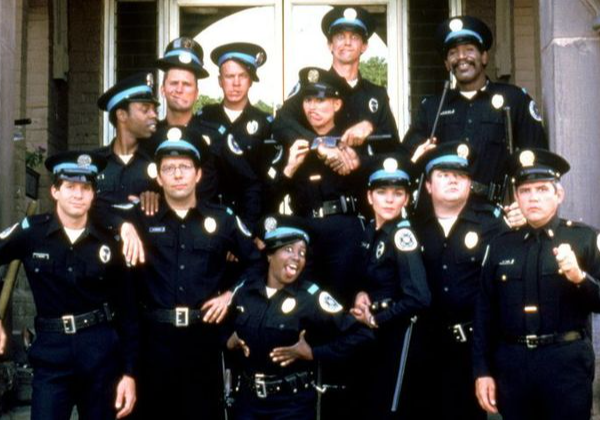 Loca academia de policías: Cine en el Centro de Extensión UC